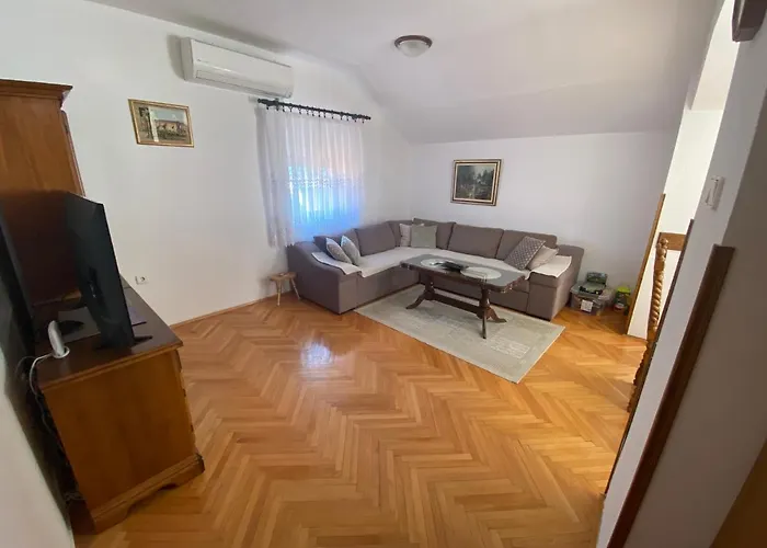 Police تريبينيي